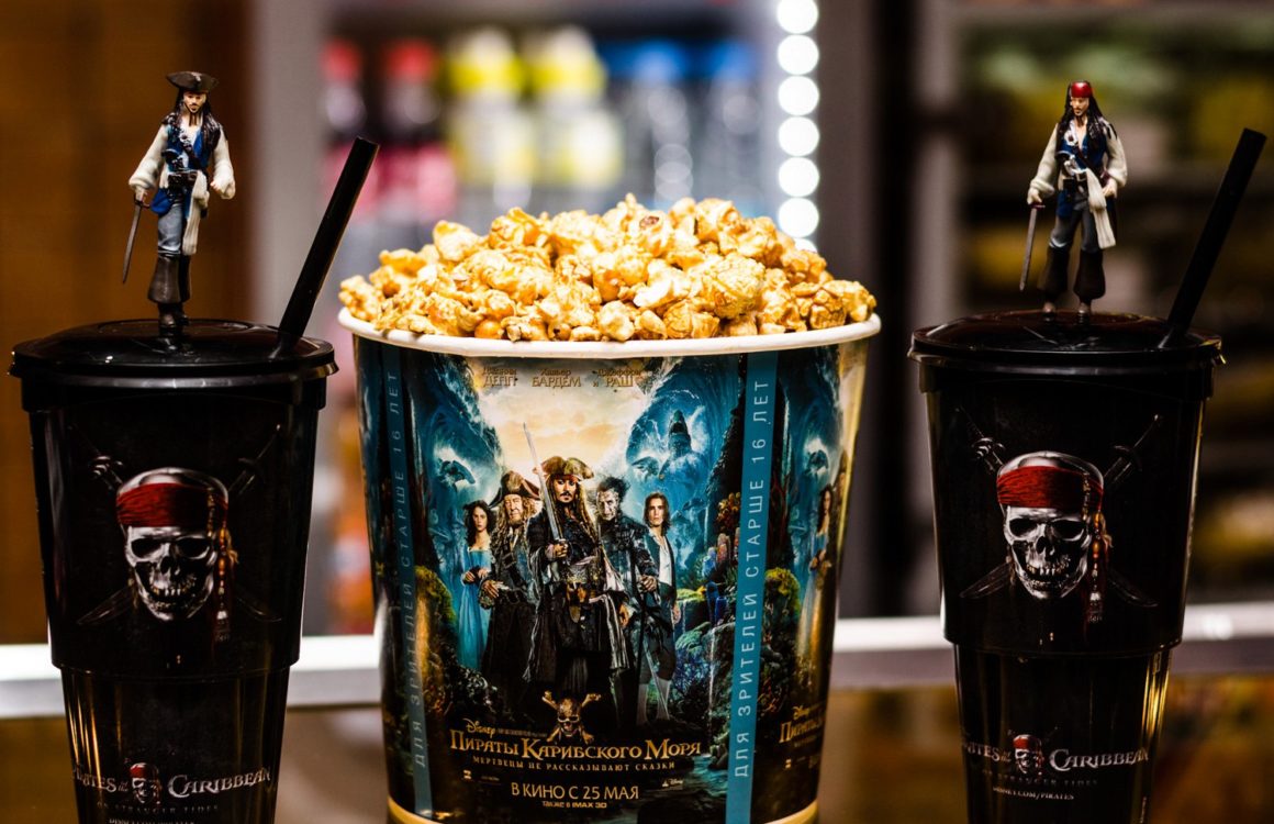 Кинозал попкорн. Кока кола египет. Кинолента попкорн. Напитки в кинотеатре. Кинотеатр мираж попкорн.